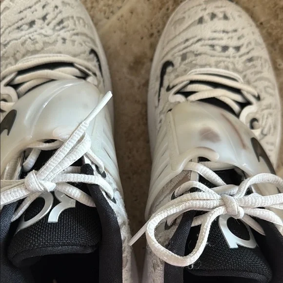 Nike White and Black Athletic Sneakers - Picture 5 of 5